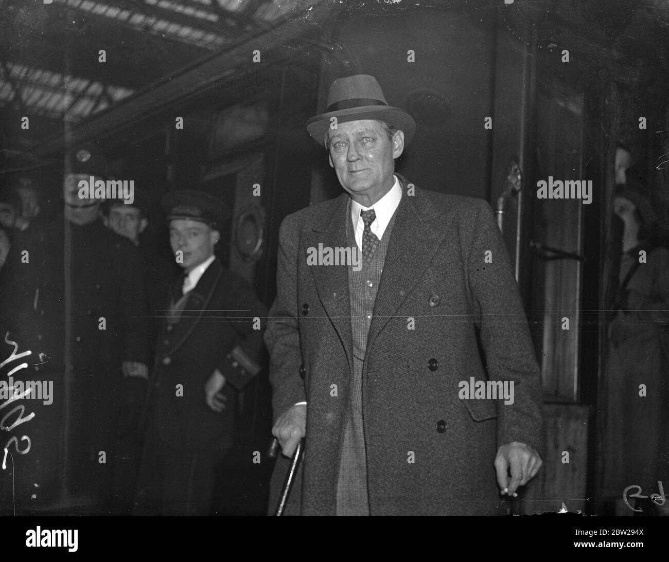 Lionel Barrymore, verlässt London nach Hause. Lionel Barrymore, der amerikanische Schauspieler und Mitglied der berühmten Theaterfamilie, verließ Waterloo Station mit dem 'Queen Mary' Bootszug, um nach Hause zurückzukehren. Dezember 1937 Stockfoto