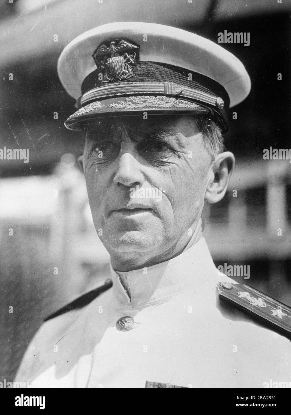 DIE US-amerikanische ADML beschreibt die Situation in den USA als "angespannt". Präsident Roosevelts neue Protestnote. Admiral William Leahy, United States, Chief of Naval Operations, sagte nach einer Konferenz mit Präsident Roosevelt in Washington, dass die Situation jetzt "zu angespannt" sei, um seine Informationen aus dem Fernen Osten bekannt zu machen. Neue Spannungen folgten der Übermittlung einer weiteren Protestnote des Präsidenten nach Japan, die angeblich mit dem Maschinenschießen des US-Kanonenbootes Panay durch japanische Soldaten bei Militäreinschlägen nach dem Bombenanschlag auf Panay zu tun hatte. 18 Dezember 1937 Stockfoto