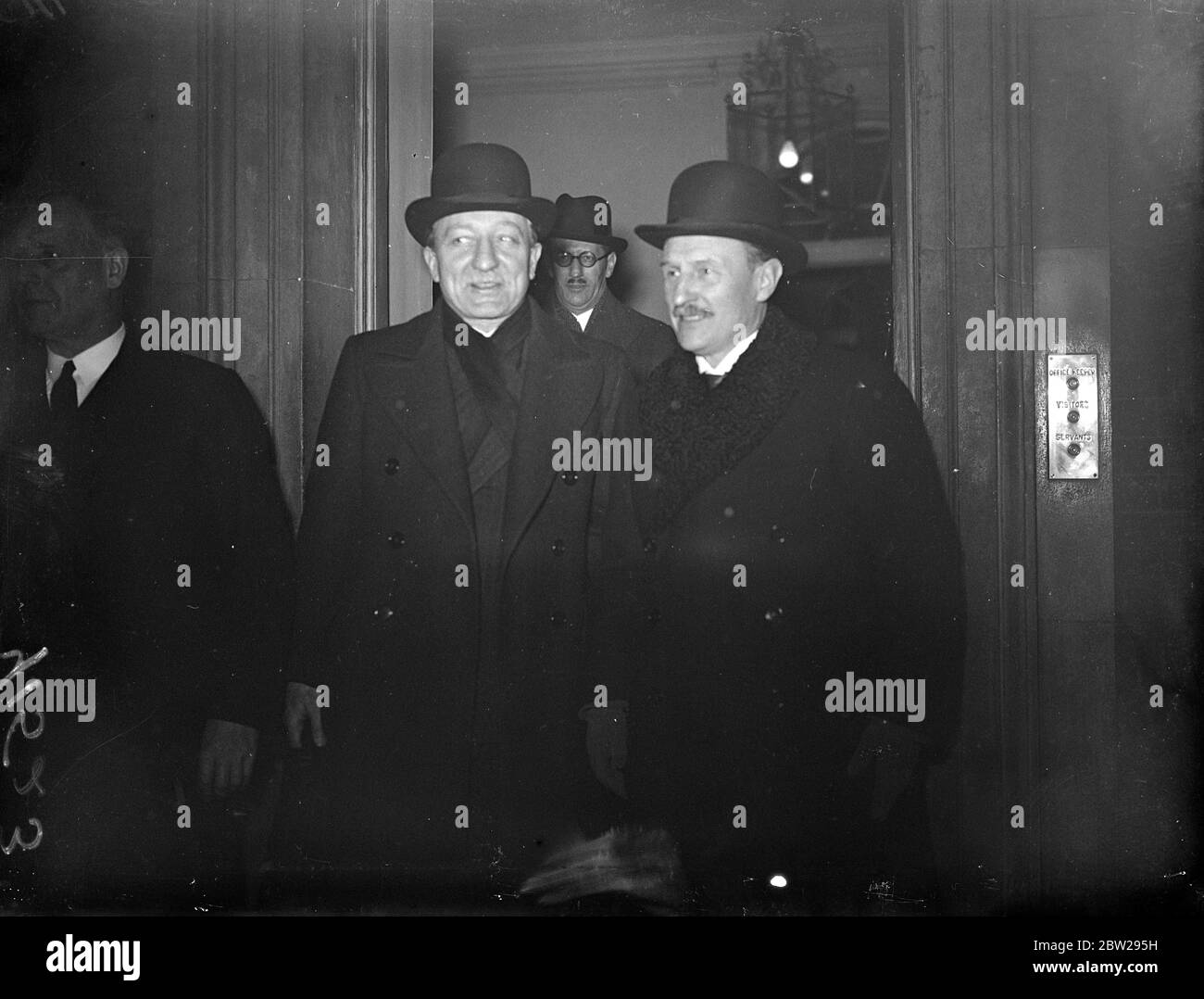 Französischer Premierminister und Außenminister, verlassen Downing Street nach der ersten Konferenz. Nach der ersten Sitzung der zweitägigen Gespräche über die internationale Lage verließen der französische Premierminister Camille Chautemps und der französische Außenminister, Herr Yvon Delbos, die Downing Street 10, in der er mit dem Premierminister und Außenminister gesprochen hatte. Foto zeigt, M Chautemps und M Yvon Delbox verlassen Downing Street. 29. November 1937 Stockfoto