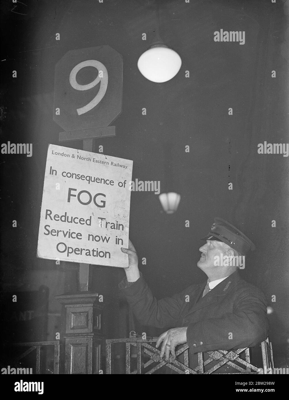 Nebel verzögert Züge an der Liverpool Street. Viele INER-Züge, die in der Liverpool Street ankamen, waren wegen des dichten Nebels und der Entgleisung eines Motors vor dem Bahnhof von Stratford sehr verspätet. Foto zeigt, liest eine Nebelnotice in der Liverpool Street. 21. Oktober 1937 Stockfoto