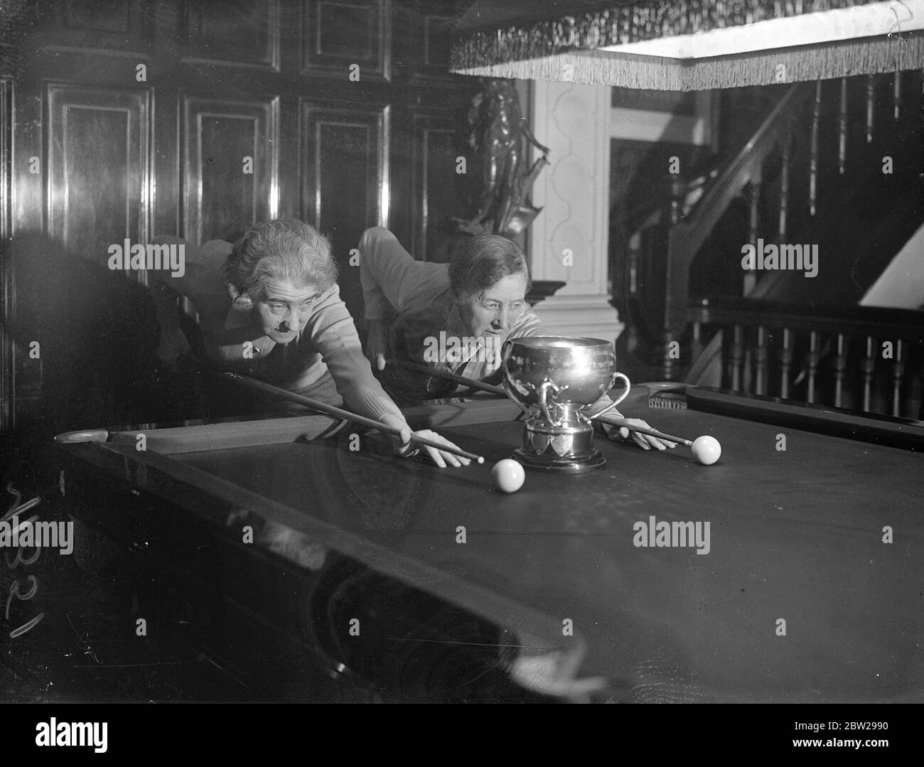 Frauen konkurrieren um Amateur-Billard-Titel in London. Die Amateur-Meisterschaft der FrauenBillard-Verbände wurde in Burrohes und Watt's Hall am Soho Square eröffnet. Aber die Shows, Mrs Eddowes (London) rechts und Miss G M Burton (London), die sich in der ersten Runde auf Pause halten. 22. November 1937 Stockfoto