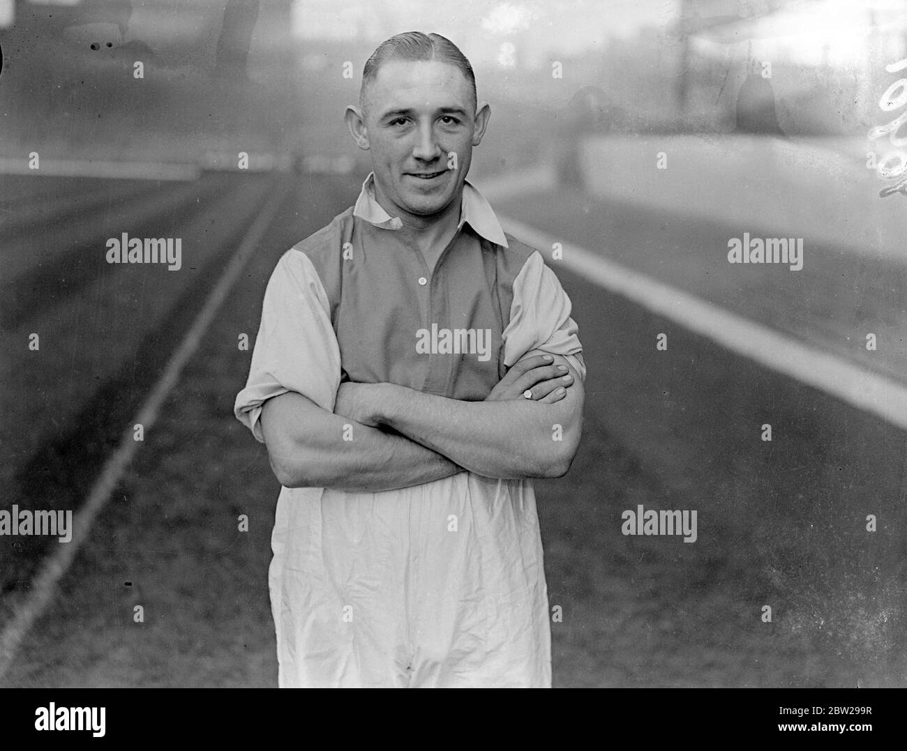 Arsenals neue "Hoffnung"-Praktiken in Highbury. Walisischer internationaler Flughafen, aus Coventry. Leslie Jenkins Jones, ehemaliger Bub von Aberdare Butcher, der kürzlich seinen sechsten Platz für Wales gewonnen hat, wurde von Arsenal unterzeichnet und übt nun in Highbury für das Spiel gegen Grimsby morgen (Samstag). Arsenal zahlte eine große Transfergebühr nach Coventry City für Jones und gab Davidson, ihr schottisches Innenleben, auch zum Teil im Austausch. Es ist nun zu hoffen, dass Arsenal den Bann des Pech brechen wird. Sie haben seit einem Monat kein Spiel gewonnen. November 1937 Stockfoto