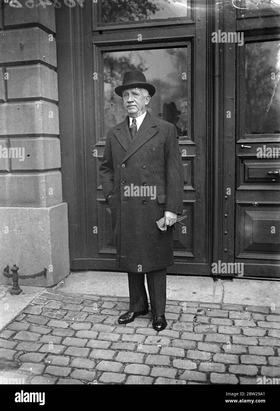 Amerikanische Delegierte bei der Eröffnung der neun-Macht-Konferenz in Brüssel. Dass Großbritannien die Vereinigten Staaten bei der Suche nach einer friedlichen Beilegung des Streits voll unterstützen wird, aber dass ihre Bemühungen ausschließlich auf Medikamente beschränkt sind, waren die Hauptpunkte in den Reden von Anthony Eden, dem britischen Außenminister, und Norman Davis, Amerika, Und die neun-Macht-Konferenz der chinesisch-japanischen Feindseligkeiten wurde im Palais des Academies in Brüssel eröffnet. Delegierte aus 19 Nationen nahmen daran Teil. Foto zeigt, Herr Norman Davis, der Delegierte Amerikas, der zur Konferenz eintrifft. November 1937 Stockfoto