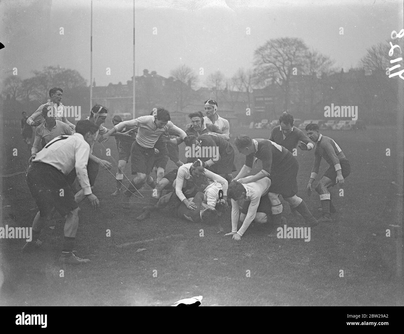 United Hospitals treffen in Richmond auf die Universität Edinburgh. Die United Hospitals trafen sich mit der Edinburgh University in einem Rugby-Spiel auf dem Richmond Athletic Ground. Foto zeigt, ein raues und im Mittelfeld zu stürzen. Edinburgh sind in weißen Hemden. 15. November 1937 Stockfoto