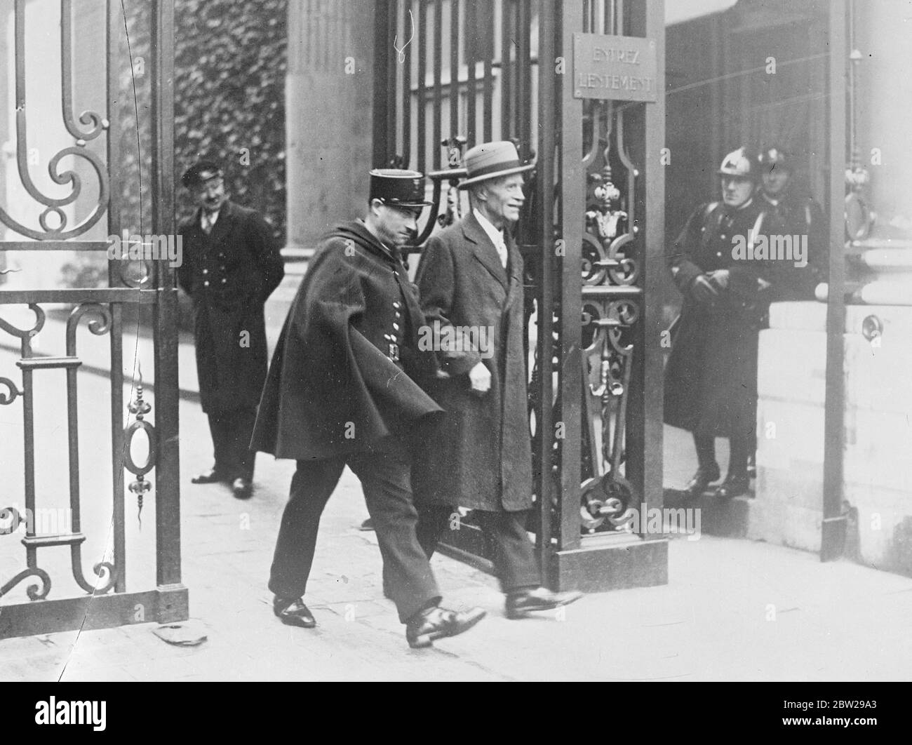 Reicher Kaufmann, der in Paris als Organisator der Cagoulards verhaftet wurde. Jean Dominique Moreau de la Meuse, ein wohlhabender 57-jähriger Textilhändler von Roubaix, wurde in Paris als eines der wichtigsten Mitglieder der Cagoulards (Hooded Men) verhaftet, die Organisation des rechten Flügels und geheime Waffenlager werden in ganz Frankreich entdeckt. M de la Meuse , soll viele der versteckten Waffendepots organisiert haben. Er wurde von der Polizei stundenlang verhört und eine große Anzahl von Dokumenten, die in seiner großen Wohnung in der Avenue Kleber, Paris, gefunden wurden, wurde beschlagnahmt. Foto zeigt, M J Stockfoto