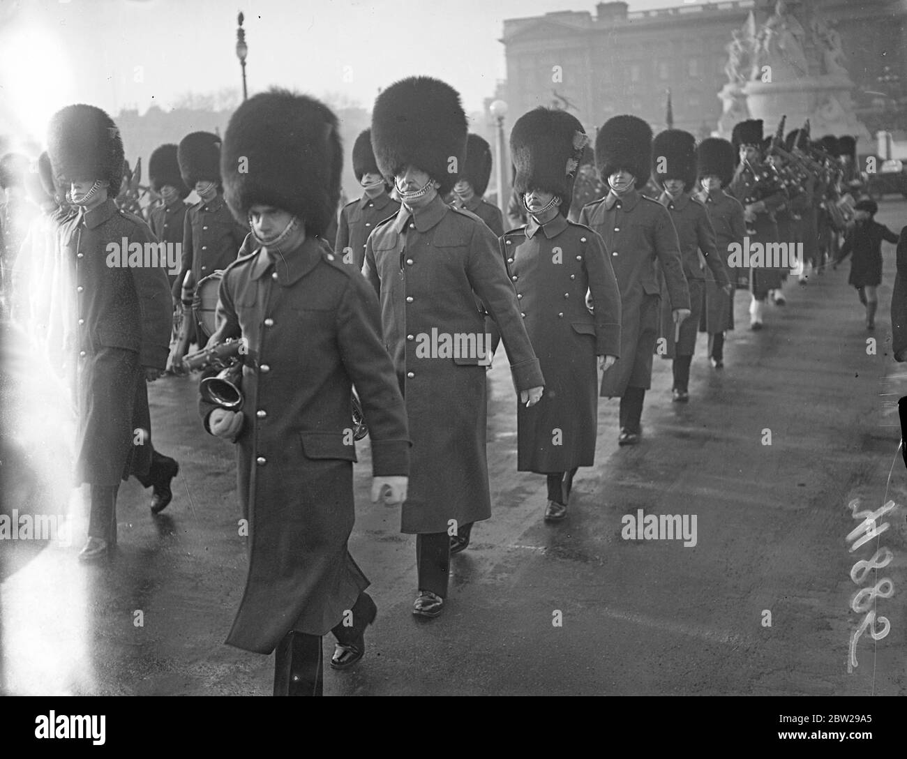 Der Musikdirektor der Wachen übt endlich vor dem Ruhestand nach 50 Jahren. Nach mehr als 50 Jahren Dienstzeit in der Armee, in der er von Band Junge zum Senior Director of Music der Brigade of Guards und Waliser Guards Director of Music stieg, machte Maj Andrew Harris seinen letzten Auftritt bei den Walisischen Garden vor seiner Pensionierung heute (Sonntag). Er leitete die Band, die in der Chelsea-Kaserne praktiziert wurde, und nahm anschließend an der Wachablösung in St. James Teil. Maj Harris trat der 43. Leichten Infanterie 1887 bei und wurde von Königin Victoria bemerkt. Als sein Regiment die Ehrenwache in Th Stockfoto