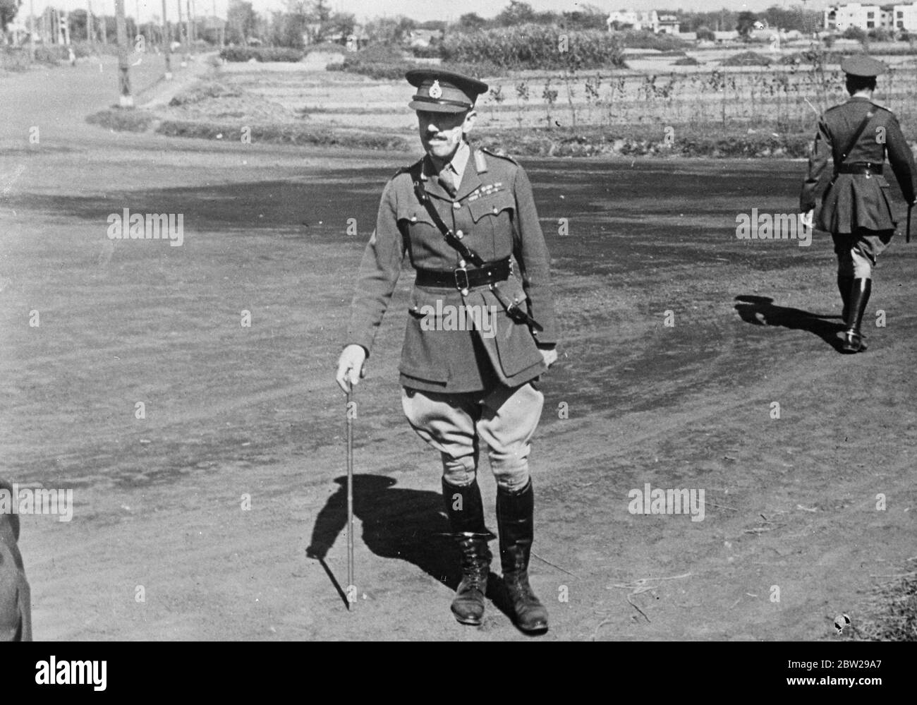 Der britische Kommandant in Shanghai inspiziert die Siedlungen an der Front. Brigadier General Telfer Smollet, Oberbefehlshaber der britischen Streitkräfte in Shanghai, als er die Bedingungen an der Grenze der internationalen Siedlung unter erheblichem persönlichen Risiko inspizierte. 15. November 1937 Stockfoto