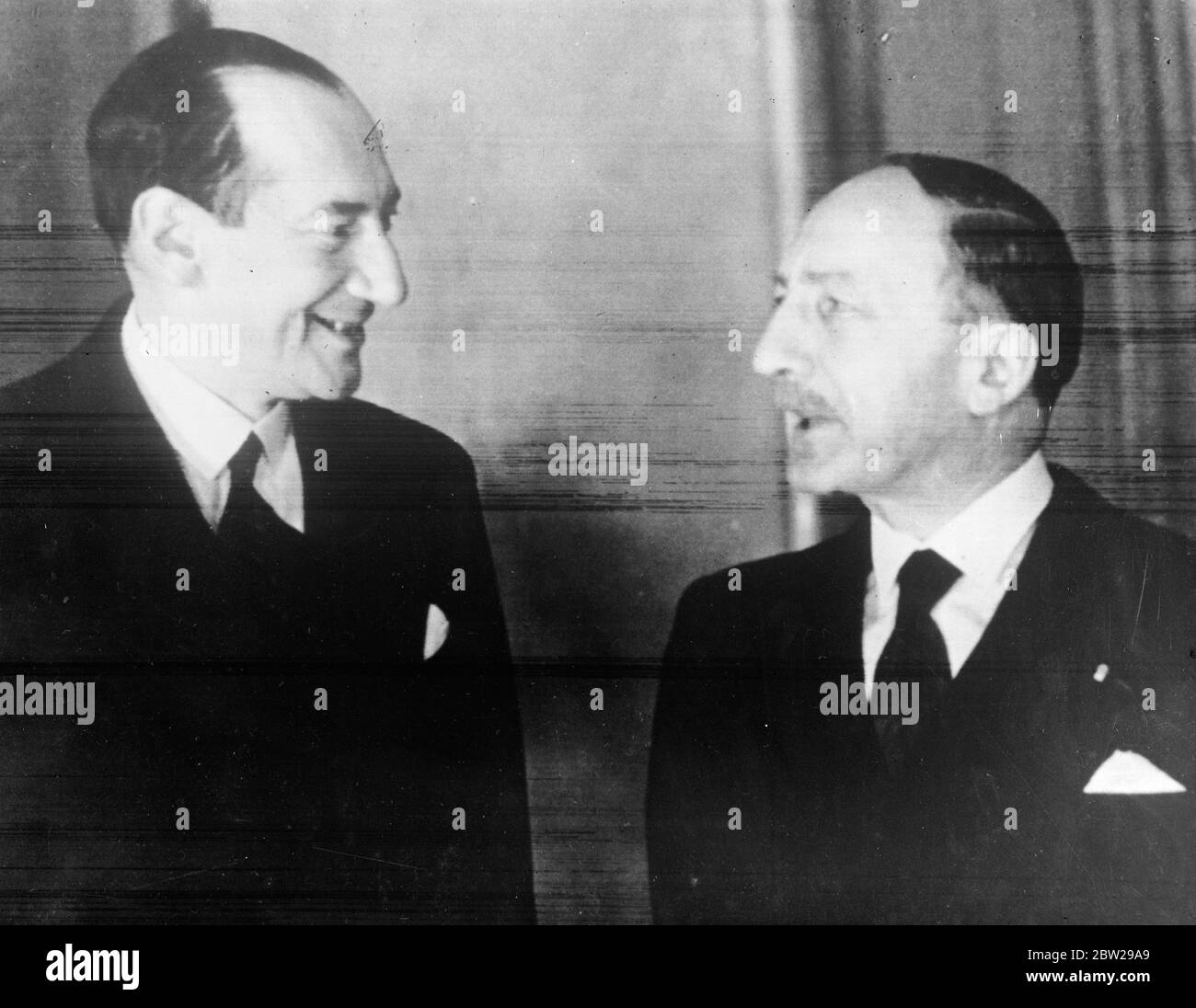 Französische und polnische Außenminister sprechen lächelnd. Herr Yvon Delbos, der französische Außenminister (rechts) und Col Joseph Beck, der polnische Außenminister, zu freundschaftlichen Bedingungen, wie sie in Warschau verliehen. M Delbos besucht Warschau für wichtige Gespräche, die weitgehend mit den gegenseitigen Hilfspakten, die Frankreich und die Tschechoslowakei im Jahr 1936 mit Sowjetrussland abgeschlossen befassen. Dezember 1937 Stockfoto