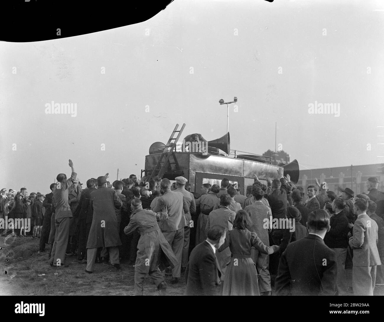 Sir Oswald Mosley, faschistischer Führer, steinigte sich bei der Besprechung und im Krankenhaus mit Gehirnerschütterung. Sir Oswald Mosley, der Führer der britischen Union der Faschisten, wurde schwer verletzt, als ein Mitglied einer 8000-köpfigen Menschenmenge einen Stein auf ihn warf, als er gerade eine Rede vor einem Treffen in Queens Drive, Liverpool, halten wollte. Sir Oswald stand auf einem Lautsprecherwagen. Er wurde bewusstlos und wurde in das Walton Hospital gebracht, wo er an Gehirnerschütterungen und einem durchstochenen Schädelraum litt. Es wurde ein Vorgang ausgeführt. Foto zeigt, dass Sir Oswald Mosley seine Hand an seine Stirn anzieht, als er fiel, und den Van fast umstürzt. Stockfoto