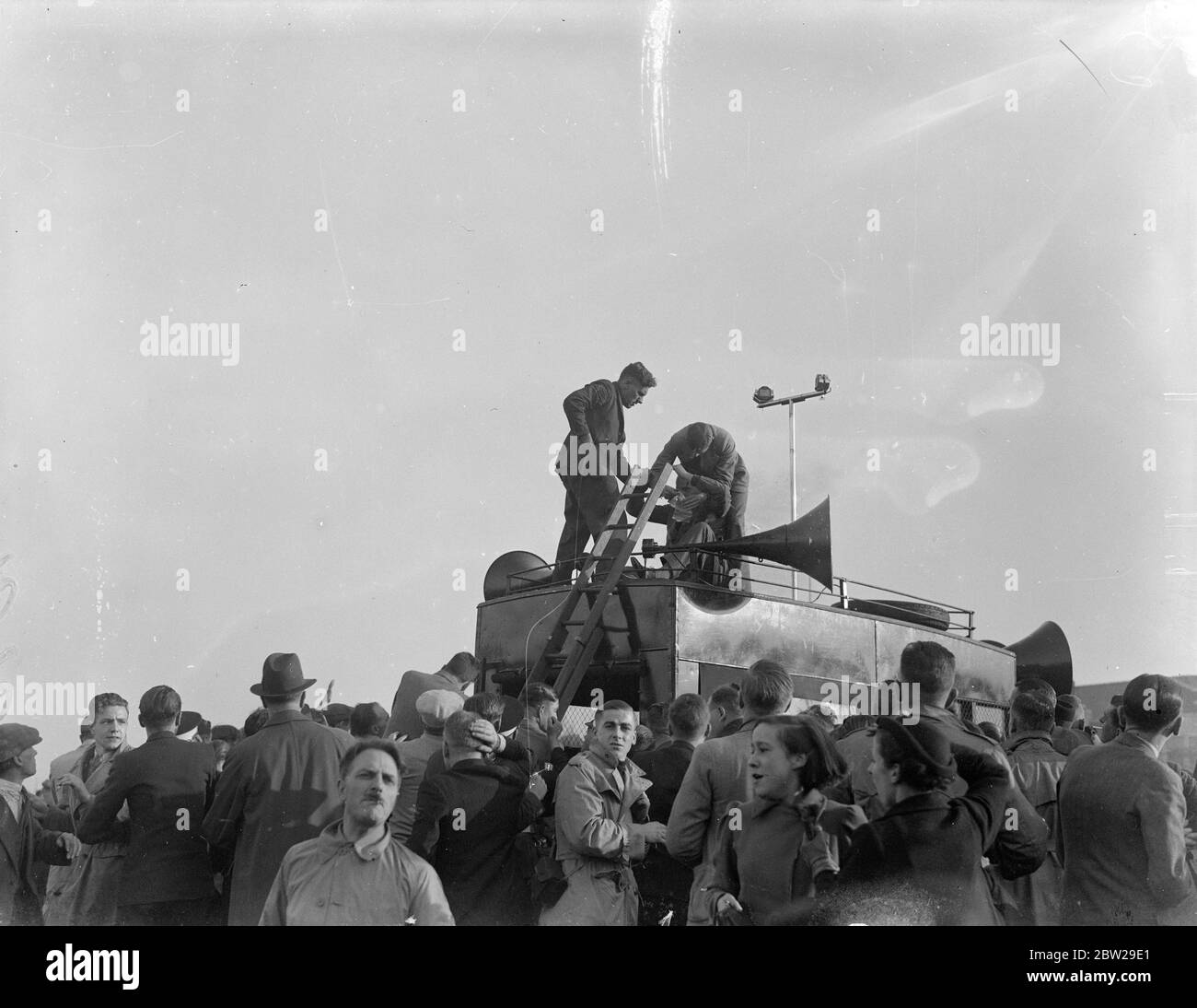 Sir Oswald Mosley, faschistischer Führer, steinigte sich bei der Besprechung und im Krankenhaus mit Gehirnerschütterung. Sir Oswald Mosley, der Führer der britischen Union der Faschisten, wurde schwer verletzt, als ein Mitglied einer 8000-köpfigen Menschenmenge einen Stein auf ihn warf, als er gerade eine Rede vor einem Treffen in Queens Drive, Liverpool, halten wollte. Sir Oswald stand auf einem Lautsprecherwagen. Er wurde bewusstlos und wurde in das Walton Hospital gebracht, wo er an Gehirnerschütterungen und einem durchstochenen Schädelraum litt. Es wurde ein Vorgang ausgeführt. Foto zeigt, dass Sir Oswald Mosley beim Einfallen unterstützt wird. Die Wunde in seiner Stirn ist deutlich zu sehen. 11 Stockfoto