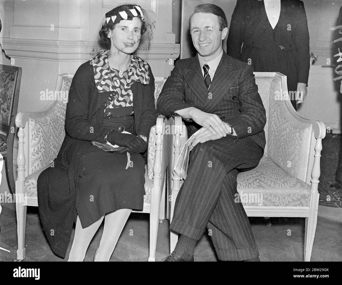 Sir Henry und Lady Lunn erhalten bei der Goldenen Hochzeit goldenen Salver. Eine Präsentation eines Goldsalvers und ein Scheck für Lady Lunn , als 500 angesehene Gäste ihren Goldenen Hochzeitsempfang im Claridges, London, besuchten. Sir Henrys Enkel, Herr Peter Lunn, war mit seiner Verlobten, der Ehrenamtwürde Antoinette Preston, anwesend. Sir Henry Lunn ist Vizepräsident der Union des Völkerbundes. Foto zeigt Herrn Peter Lunn, Enkel von Sir Henry Lunn, und seine Verlobte, die ehrenamtliche Antoinette Preston bei der goldenen Hochzeitsfeier. 20. Oktober 1937 Stockfoto