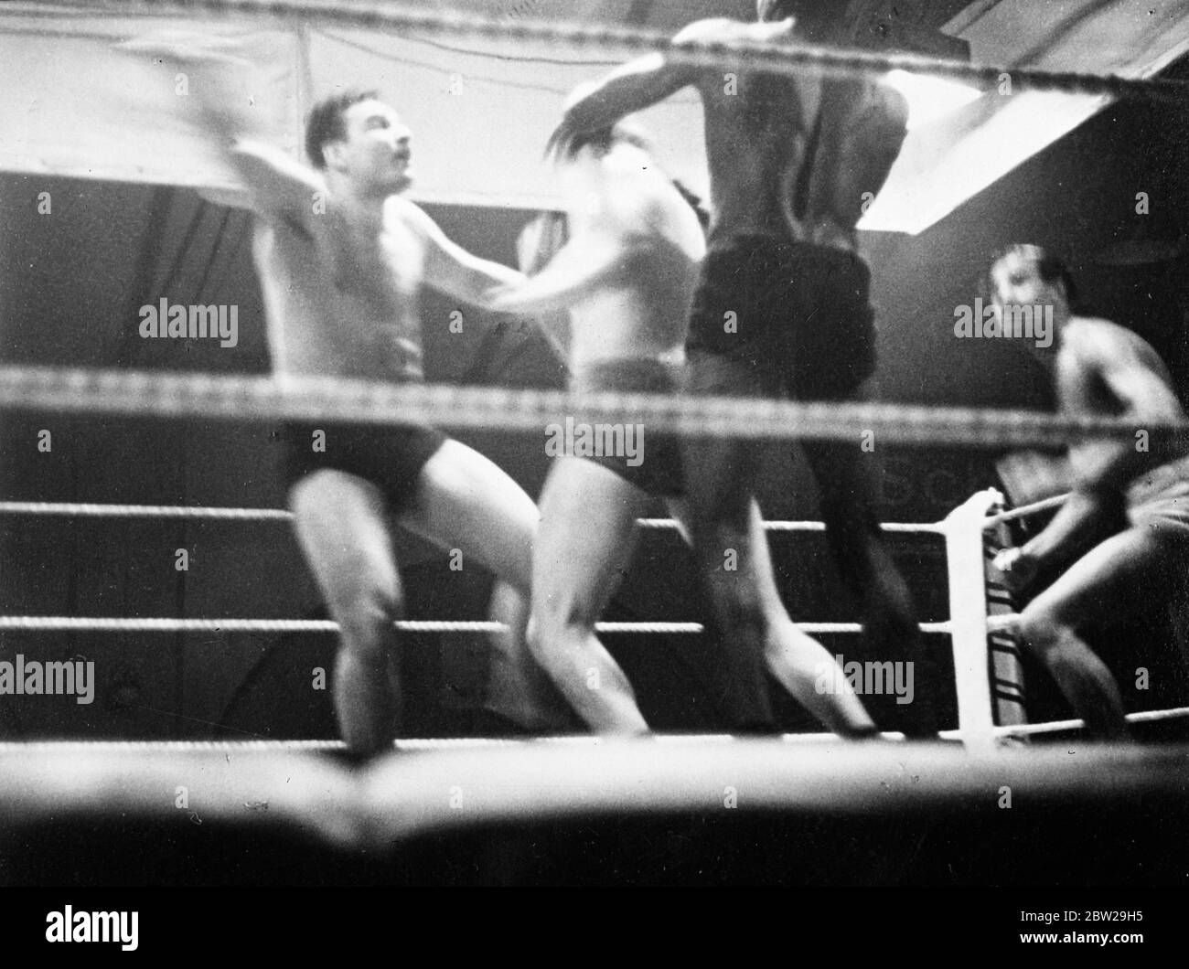 Großbritannien findet neue 'all i'thrills Four in the Ring. Die Befürworter eines Londoner Sportvereins haben entschieden, dass die 'Fans' dem üblichen Stil des Wrestlings fast gleichgültig gegenüberstehen, und haben einen neuen Nervenkitzel für die Massen gefunden. Für Wrestler werden für uns zwei Teams zusammen in den Ring gesteckt, so die Promoter, und verdoppeln damit den Nervenkitzel. Foto zeigt, ist während eines Bout im Lanes London Club, London gesehen. Die Männer sind, von links nach rechts Herb Parkes, Al Coleman, der kanadische 'Black Butcher' Johnson und Bob Gregory (an Seilen). November 1937 Stockfoto