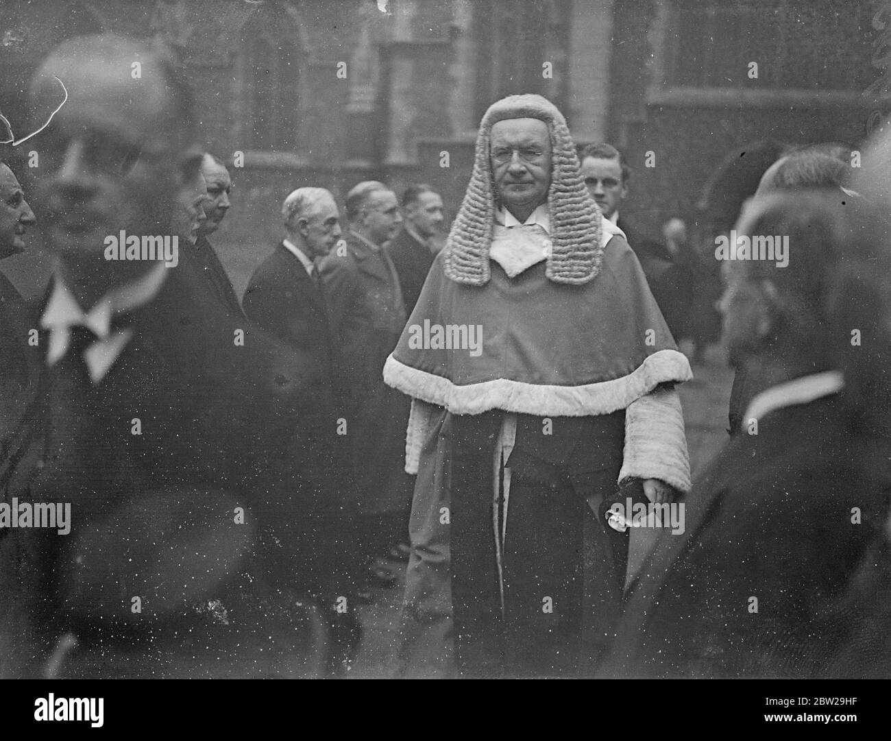 Herr Justice Charles in der Kirche vor der Eröffnung von Kingston Asssizes. Mit traditioneller Zeremonie wurde das Assizes in Kingston on Thames, Surrey, eröffnet. Herr Justice Charles besuchte Gottesdienst in der Allerheiligen Pfarrkirche in einer Fanfare von Trompeten wurde auf dem Marktplatz von Schotten Grays Trompeter erklingen. Foto zeigt, Herr Justice Charles, Verlassen Allerheiligen Kirche. Foto zeigt, Herr Justice Charles, Ankunft in der Allerheiligen Kirche für den Gottesdienst. 24. November 1937 Stockfoto