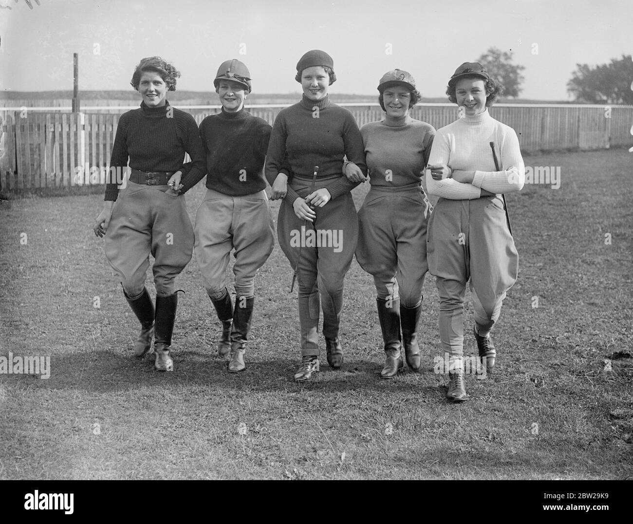 Trainerinnen-Tochter gewinnt historisches Rennen in Newmarket. Reiten Mr P Thrales 'Jimmy's PET' Miss A Thrale, Tochter des Trainers, einer der historischen Newmarket Town Plate. Die einzige Veranstaltung, an der Frauen Fahrer teilnehmen, und Newmarket. Foto zeigt, Mädels vor dem Rennen, von links nach rechts- Miss Bowskill, die Foxlair ritt, Mrs Bertha Verrall (Let's go), Miss Earl (Diogenes), Miss Beere (Claran) und Miss Thrale (Jimmy's Pet) die Siegerin. 14. Oktober 1937 Stockfoto