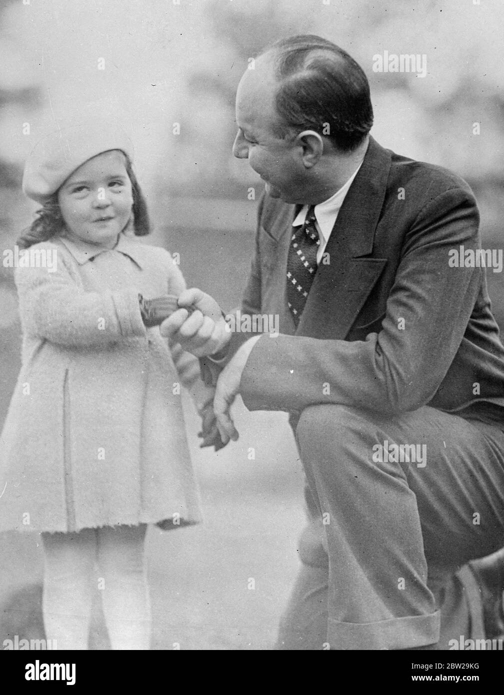 Quint ist beauftragt, ihn zu treffen!. Yvonne gibt Herrn Mitchell, Hepburn, Premierminister von Ontario, Kanada, einen komischen Handschlag, als Herr Hepburn die Dionne-Quintlets in Callender, Ontario, besuchte. 24. Oktober 1937 Stockfoto