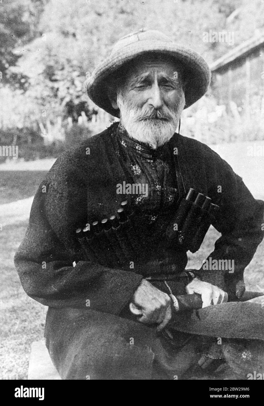 162 Jahre alt, und kann es beweisen!. Bazala Lolia, der in den Bergen von Abchasien (Georgische Sowjetrepublik) lebt, ist 162 Jahre alt und kann es beweisen. Er hat einen Pass, der sein Geburtsdatum als 1775. Bazzala, der wahrscheinlich der älteste Mann der Welt ist, stammt aus einem Bezirk, der für die Anzahl seiner Hundertjährigen bekannt ist. 17. November 1937 Stockfoto
