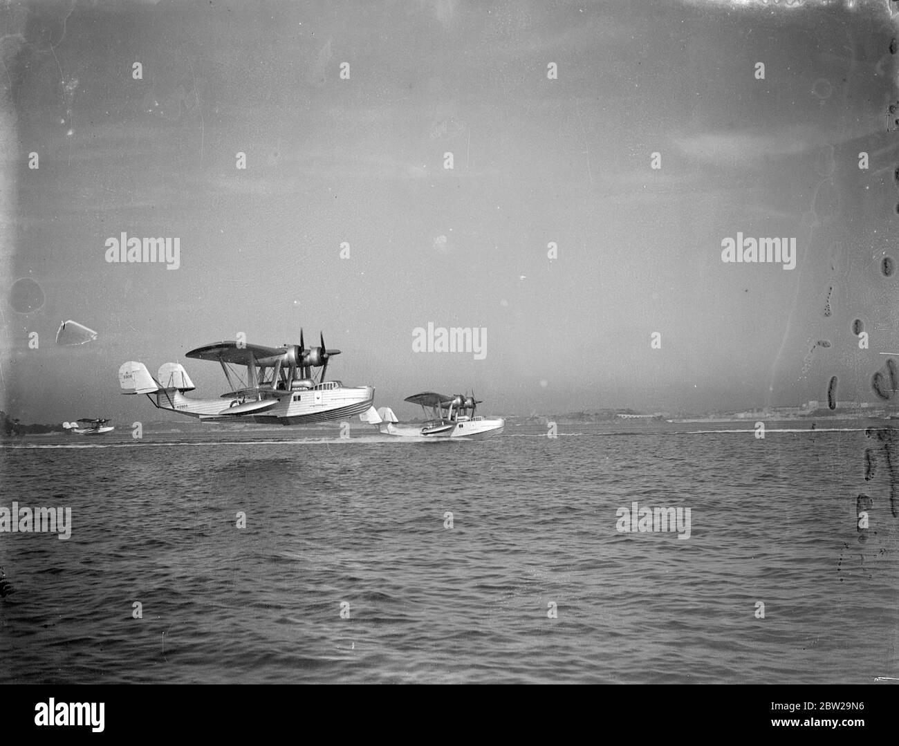 Der längste Formationsflug, den jemals von der Service Unit unternommen wurde, sind fünf RAF Saro London Flying Boats der Nummer 204 (Gen Reconnaissance) Squadron, die in Plymouth vorbereitet werden. Nächste Woche werden sie abheben und wenn ich im Frühjahr zurückkomme, wären sie 25,000 Meilen nach Australien und zurück geflogen. Der Besuch findet im Zusammenhang mit der 150-jährigen Feier von Sydney statt. Foto zeigt, drei der Saro London fliegenden Boote starten in Plymouth. 26. November 1937 Stockfoto