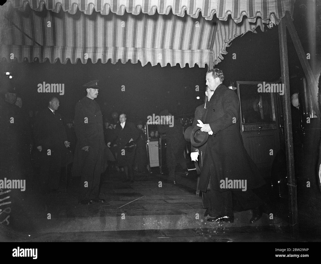 König Leopold als Gastgeber für König und Königin in der belgischen Botschaft. Der König und die Königin, Königin Maria, und der Premierminister, Herr Neville Chamberlain, ob Gast von König Leopold der Belgier beim Abendessen in der belgischen Botschaft auf dem Belgrave Platz gegeben. Foto zeigt, König Leopold Ankunft in der belgischen Botschaft. 17. November 1937 Stockfoto
