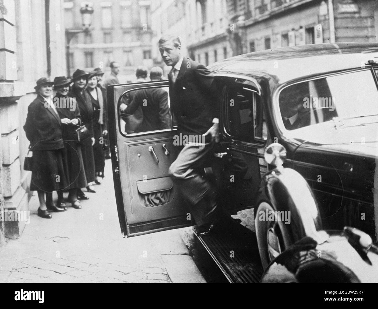 Herzog von Windsor sagt, dass er glücklich verheiratet ist, wenn er in Paris Mittagessen. "Ich bin jetzt ein glücklich verheirateter Mann, aber weder meine Frau noch ich sind zufrieden oder bereit, ein Leben in der Freizeit zu führen", so der Herzog von Windsor, als er Ehrengast beim Mittagessen des anglo-amerikanischen Presseclubs in Paris war. Er sagte, er hoffe, Prince bei der Lösung der gegenwärtigen Probleme helfen zu können. Foto zeigt, der Herzog von Windsor, verlassen sein Auto, als er zum Mittagessen angekommen. 27. Oktober 1937 Stockfoto