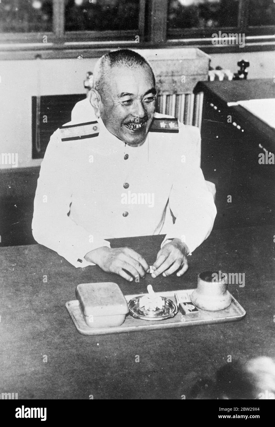 Der Krieg scheint nur ein großer Witz aus Tokio. "Glücklich", so der Vizeadmiral von Koshira Oikawa, dem Leiter des japanischen Navy Air Office in Tokio, der bei dieser herzhaften Guffaw gerade gehört hatte, wie die japanischen Marineflugzeuge nach einem langen Seeflug erfolgreich chinesische Kleiderbügel bombardierten. Nach Ansicht von Vizeadmiral Oikawa ist Krieg eine Kunst, aber nach dem guten Humor der Vizeadmiral ADML ist es nicht die Art von Kunst, die zu ernst genommen werden muss. November 1937 Stockfoto