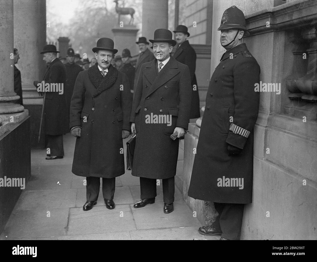 Französischer Premierminister und Außenminister, verlassen Downing Street nach der ersten Konferenz. Nach der ersten Sitzung der zweitägigen Gespräche über die internationale Lage verließen der französische Premierminister Camille Chautemps und der französische Außenminister, Herr Yvon Delbos, die Downing Street 10, in der er mit dem Premierminister und Außenminister gesprochen hatte. Foto zeigt, M Camille Chautemps (links) und M Yvon Delbox verlassen die französische Botschaft in Albert Gate, in Richtung Downing Street. 29. November 1937 Stockfoto
