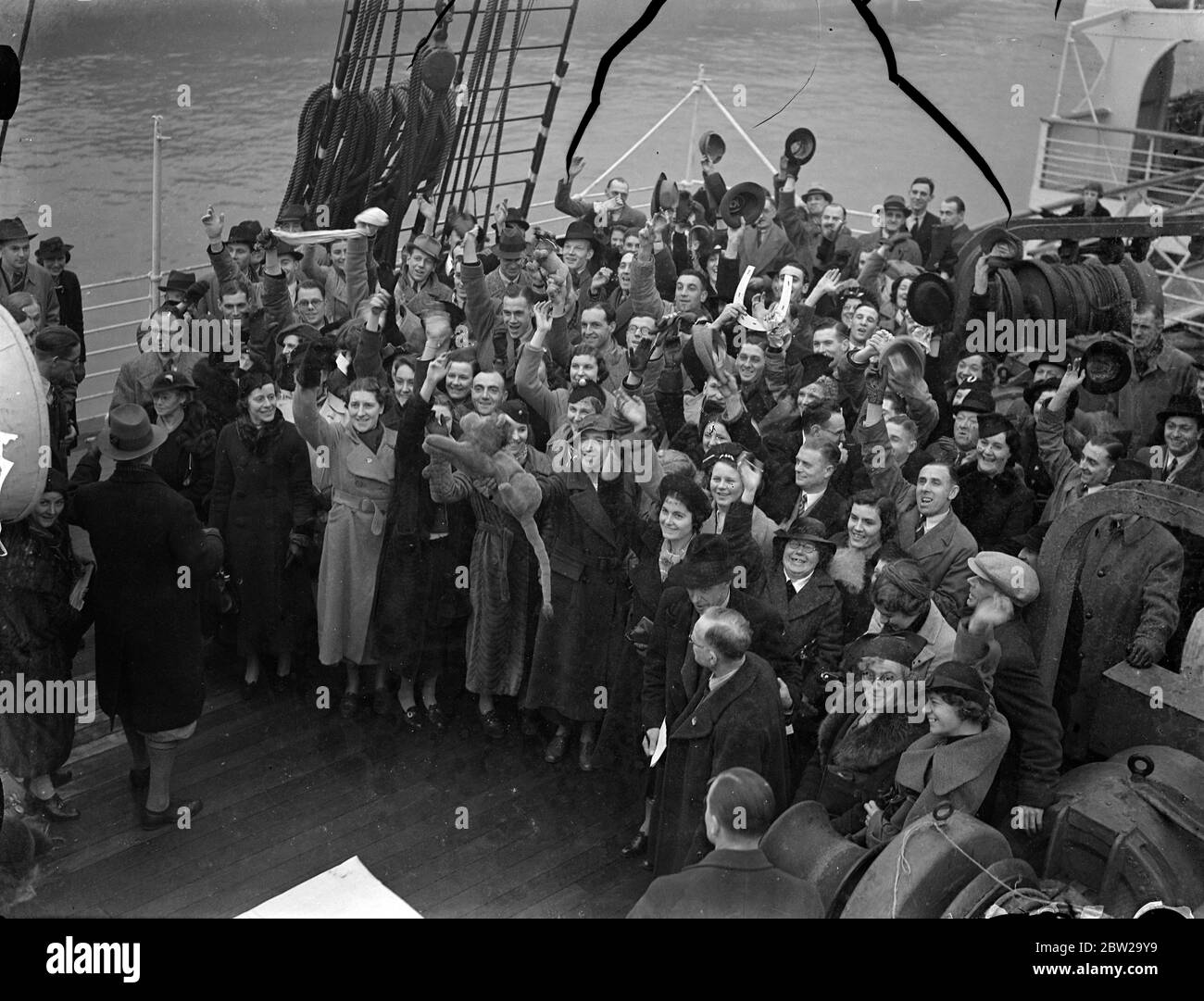 England Vertreter für Empire Games Verkauf für Australien. Athleten, die England bei den Empire-Spielen in Sydney, Australien, vertreten werden, verließen Tilbury auf dem Liner 'Ormonde'. Foto zeigt, die Athleten Männer und Frauen jubeln, als sie Tilbury verlassen. Dezember 1937 Stockfoto