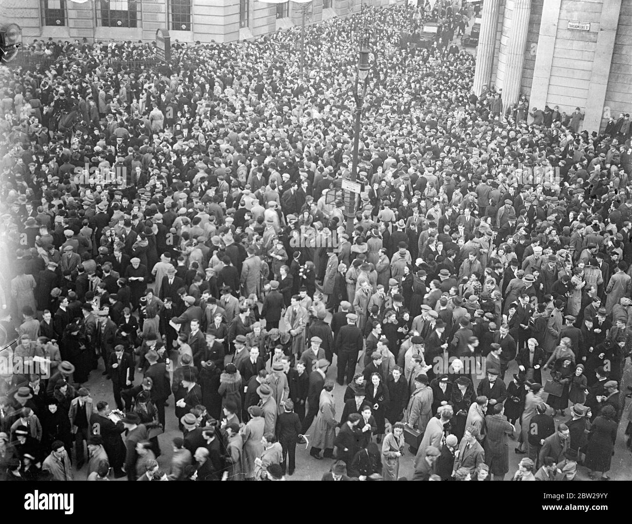 Sonnenschein zieht die Massen für die Lord Mayor Show an. Die ungeheure Menge in der Nähe des Herrenhauses, nachdem der neue Oberbürgermeister, Sir Harry Twyford, in der jährlichen Lord Mayor's Prozession durch die Stadt London gefahren war. 09. November 1937 Stockfoto