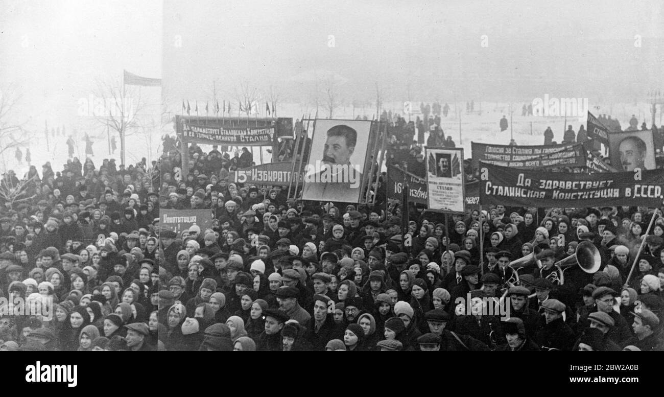 90,000,000 sowjetische Bürger gehen bei den ersten Parlamentswahlen zur Wahl. Mehr als 90,000,000 Wähler gingen in der Sowjetunion bei der ersten sowjetischen Parlamentswahl zur Wahl. Moskau und anderen Städten, die Wahl mit Musik, Gesang und Fahnen feiern. Foto zeigt, ein Bild, das gerade in London von einer Wahldemonstration der Wähler der 15. Und 16. Wahlbezirke des Moskauer Stalin-Bezirks, für die Stalin selbst Kandidat war, empfangen wurde. Stalins Porträts werden von der Menge hoch gehalten. 13. November 1937 Stockfoto