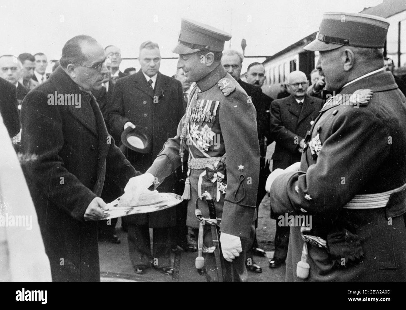 Prinz Paul erhält Geschenk von Brot und Salz in Serben und Jubilee. Prinz Paul, Oberhaupt, Regent von Jugoslawien, erhielt die traditionelle Gabe von Brot und Salz, als er an den Zeremonien von Skoplie zur Feier des 25. Jahrestages der Befreiung Serbiens teilnahm. Denkmäler zu König Alexander, Jugoslawiens ermordeten Monarchen, und, König Peter I. wurden enthüllt. Foto zeigt, Prinz Paul erhält das Brot und Salz Opfer vom Bürgermeister von Skoplie. November 1937 Stockfoto