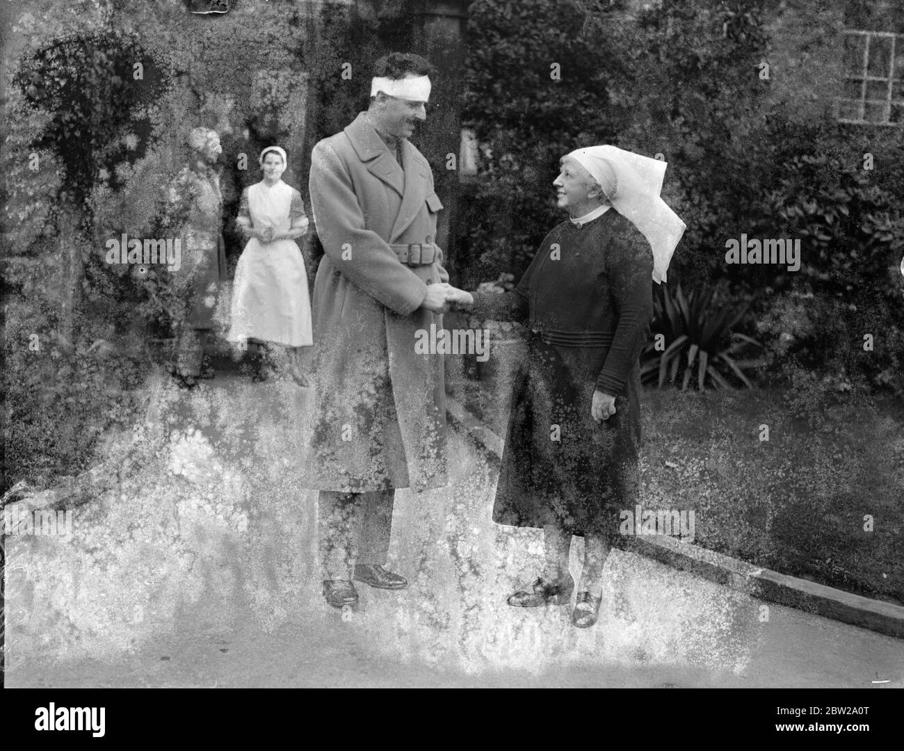 Sir Oswald Mosley verließ Walton Hospital, Liverpool, nachdem er sich von der Steinigung im Kopf erholt hatte. 1937 Stockfoto