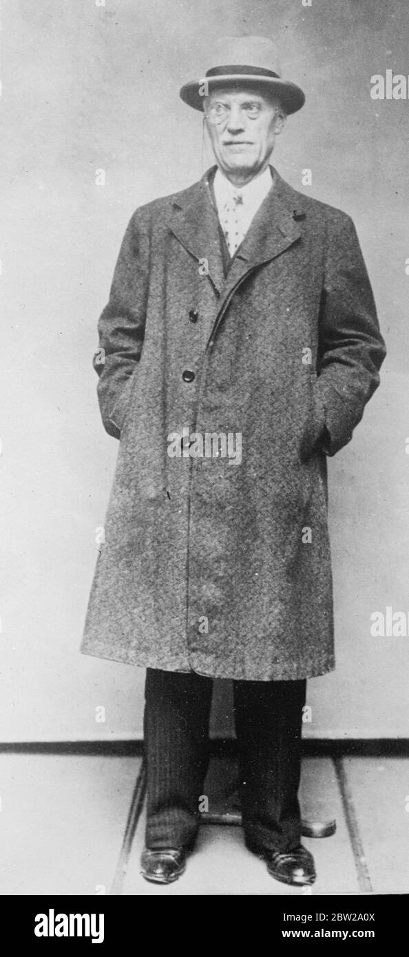 Viele Verhaftungen folgen neuen Entwicklungen im Pariser Waffenschmiedekomplott. Jean Dominique Moreau de la Meuse, der wegen der Verbindung mit den Übeltätern und des illegalen Waffenbesitzes angeklagt ist, Ein Ingenieur der Hochschule für Elektrizität und Direktor einer Textilfabrik in Sedan wurde zusammen mit 17 anderen im Zusammenhang mit den gigantischen Waffen und Terroristenverschlägen, die in Frankreich aufgedeckt wurden, verhaftet. 700 Detektive werden bei einer landesweiten Suche angezünden, und viele Waffenlager wurden entdeckt. 21. November 1937 Stockfoto