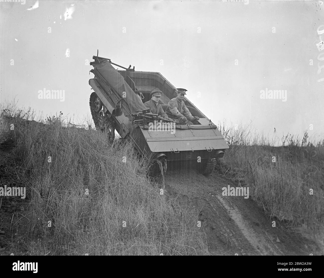 Ausbildung junger Männer für die mechanisierte Armee. Traktor und Tank Anleitung bei Woolwich Arsenal.. Diese Bilder, die vermutlich die ersten im Woolwich Arsenal seit dem Krieg gemacht wurden, zeigen die intensive Ausbildung junger Männer, die aus verschiedenen Artillerieeinheiten als Ausbilder für die neue mechanisierte britische Armee ausgewählt wurden. Im Arsenal, dem am meisten bewachten Platz des Imperiums, stürzen diese Männer wie Traktoren, riesige Panzer und schwere Lastwagen mit sechs Rädern mit gleicher Funktion in steilen 45Â-Steigungen. Es gab umfangreiche Kurse über die Wartung von Tanks und Kraftfahrzeugen und nach ihrer Zeit der Zug Stockfoto