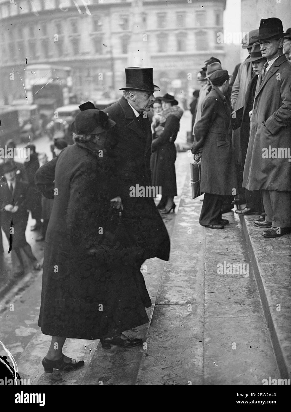 Sir Reginald Bowe bei der Gedenkfeier für Lillian Baylis. Führende Persönlichkeiten der Theaterwelt besuchten die Gedenkfeier für Miss Lillian Baylis vom Alten Vic in der Kirche St. Martins in the Fields, Trafalgar Square. Foto zeigt, Miss Flora Robson, die Schauspielerin (rechts) und Miss Jill Esmond, Schauspielerin, Ankunft für den Service. Dezember 1937 Stockfoto