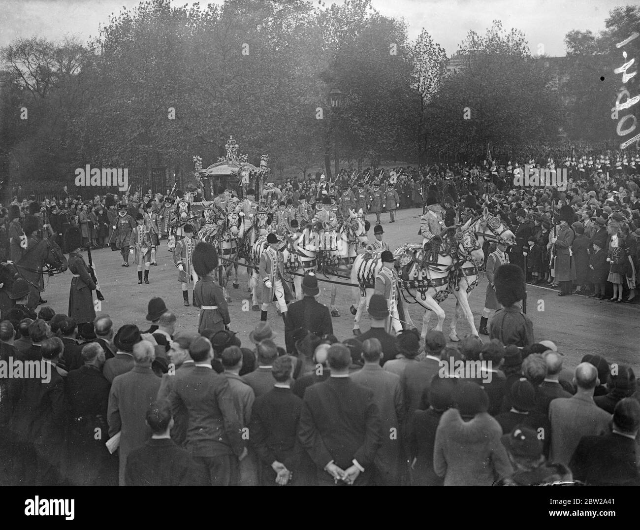 King und Queen fahren in State zur Eröffnung des Parlaments. In einer vollständigen Staatsprozession, der ersten seit der Zeremonie von 1933, verließen König und Königin den Buckingham Palace, um das Parlament zum ersten Mal in ihrer Regierungszeit zu eröffnen. Auch in der Prozession werden Prinzessin Elisabeth und Prinzessin Margaret Rose, die an der Zeremonie zum ersten Mal waren. Foto zeigt, die Staatsprozession verwandelt sich in die Horse Guards von der Mall. 26. Oktober 1937 Stockfoto