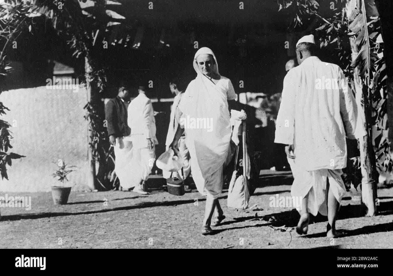 Gandhis Schülerin bei einer Bildungskonferenz. Mahatma Gandhis Schülerin, Miss madeleine Slade, die jetzt den indischen Namen Mirabey verwendet, war bei einer von Gandhi in Wardha präsidierenden Bildungskonferenz anwesend. Miss Slade war die Tochter eines englischen Admirals. (Hier gesehen, wie wir in indischer Kleidung für die Konferenz ankamen). 15. November 1937 Stockfoto