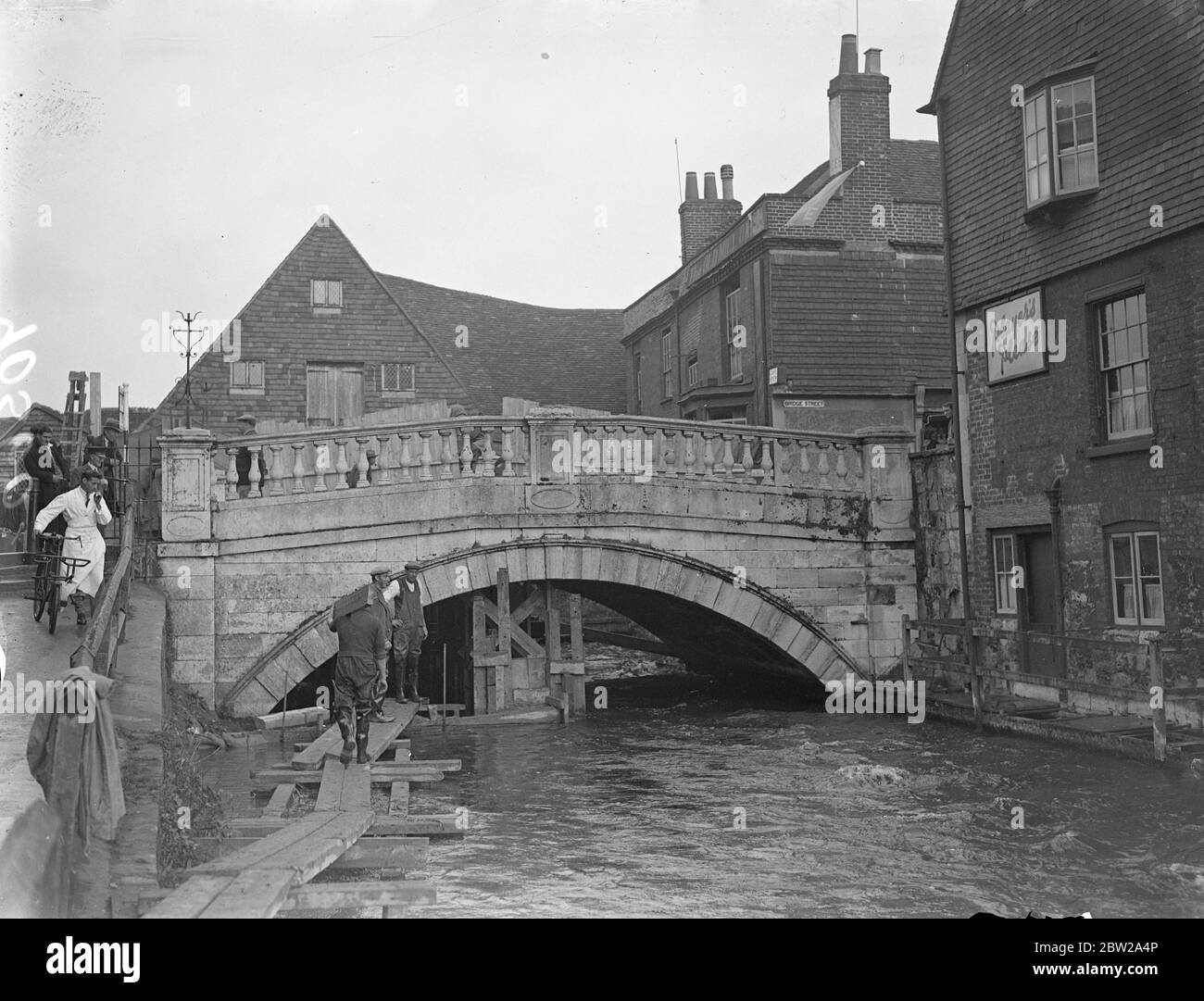 Winchesters Stadtbrücke geschlossen als unsicher, gebaut von St-Salbei vor 1000 Jahren. Die historische alte Brücke von Winchester, die Winchester City Bridge, wurde für den Autoverkehr gesperrt, da sie unsicher ist. Die Brücke wurde ursprünglich von St. Salbei im Jahre 852-863 n. Chr. über dem Ichen gebaut. Seitdem wurde sie mehrmals umgebaut, die heutige Struktur wurde 1813 gebaut. Reparaturen werden jetzt durchgeführt. 22. Oktober 1937 Stockfoto