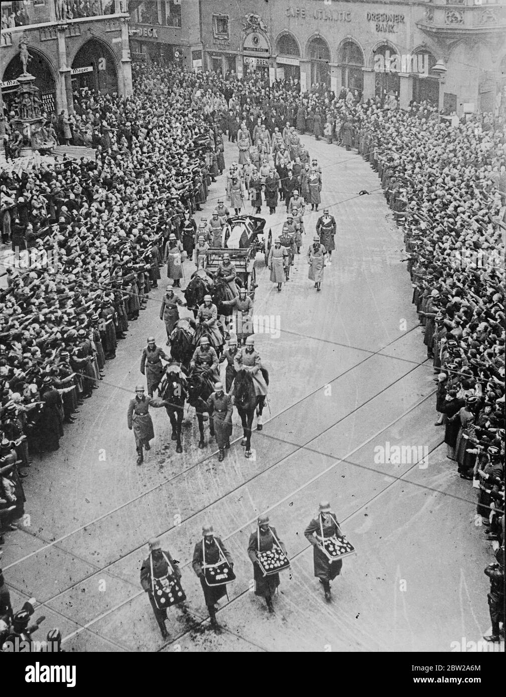 Militärbegräbnis von General Ludendorff in München. Der militärische Trauerzug des deutschen Heerführers General Erich Ludendorff, vorbei an drei Münchener vom Siegestor zur Feldherrnhalle, wo der Kriegsminister Feldmarschall von Bromberg die Trauerfeier abhielt. Der Sarg wurde dann mit dem Schusswagen in die Innenstadt gebracht, wo er in einen Autowagen gebracht und nach Tutzing, dem Heimatdorf des Generals, zur Beerdigung gefahren wurde. Kanzler Hitler und andere Regierungsmitglieder gingen in der Prozession. Foto zeigt, die Cortege durch die Menge gesäumt Stockfoto