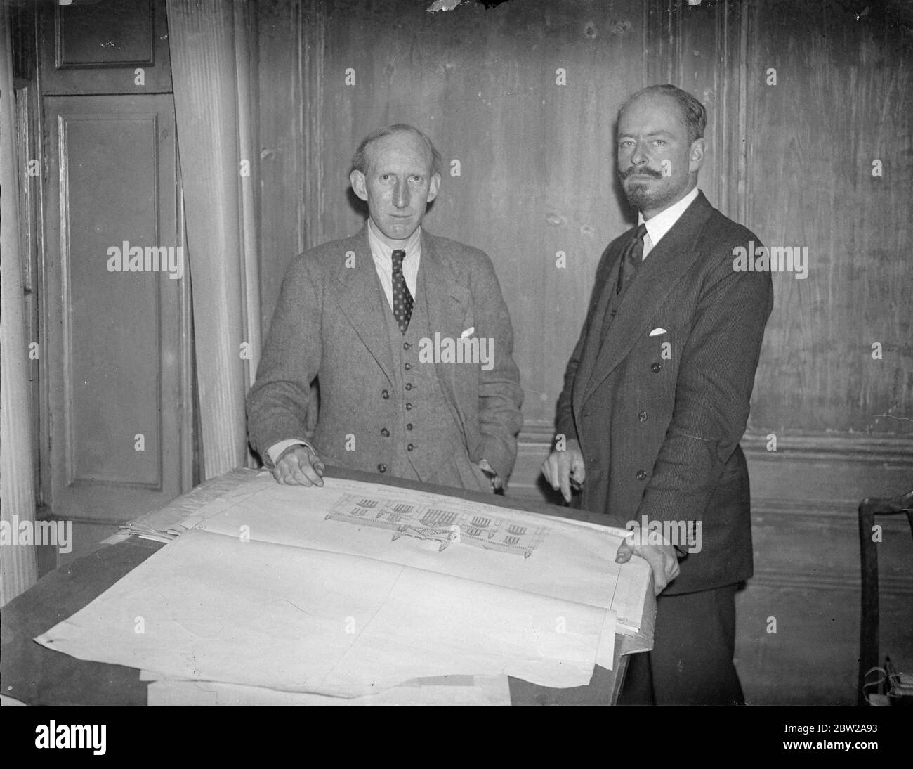 London Police Station Architekten, wenn Wettbewerb für die Erweiterung der Kathedrale von Sydney. Roger A P Pinckney, F R I B A, und sein Partner Mr A F E Gott, dessen Büro in Gray's Inn Square, London, ist Gewinner eines Wettbewerbs für einen Entwurf für die Erweiterung der St Andrews Cathedral, Sydney, Australien. Bis jetzt waren sie erfolgreiche Planer von Polizeistationen und Landhäusern. Dies ist ihr erster großer Erfolg dieser Art, und Herr Gott bezeichnet ihn als "ein Schuss im Dunkeln, der abging". Der Preis wurde Empire Architekten eröffnet und trägt eine Prämie von Â£500. Die Erweiterung wird Â£500,000 kosten und weiter Stockfoto