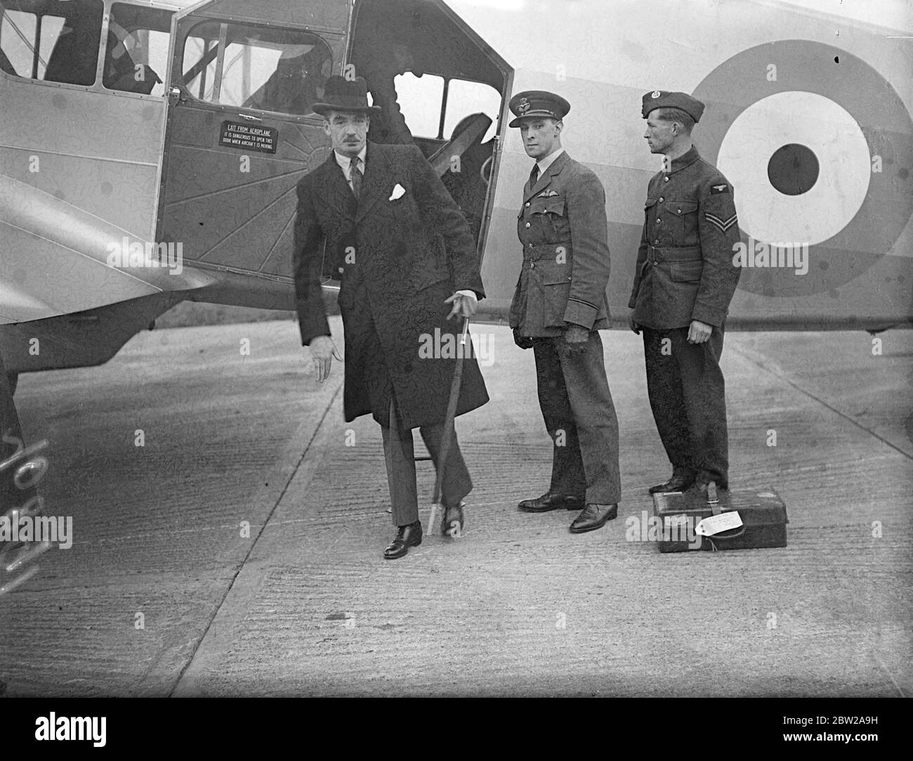 Anthony Eden, fliegt von der Brüsseler Konferenz zurück. Der britische Außenminister Anthony Eden flog mit dem RAF-Flugzeug von Brüssel zum Hendon-Flugplatz zurück, wo er Großbritannien auf der Nine Power Conference on China vertrat. Herr Eden hat auf der Konferenz angedeutet, dass Großbritannien mit Amerika zusammenarbeiten werde, um eine friedliche Lösung des Krieges zu finden. Foto zeigt, Herr Anthony Eden, verlassen das Flugzeug in Hendon. November 1937 Stockfoto