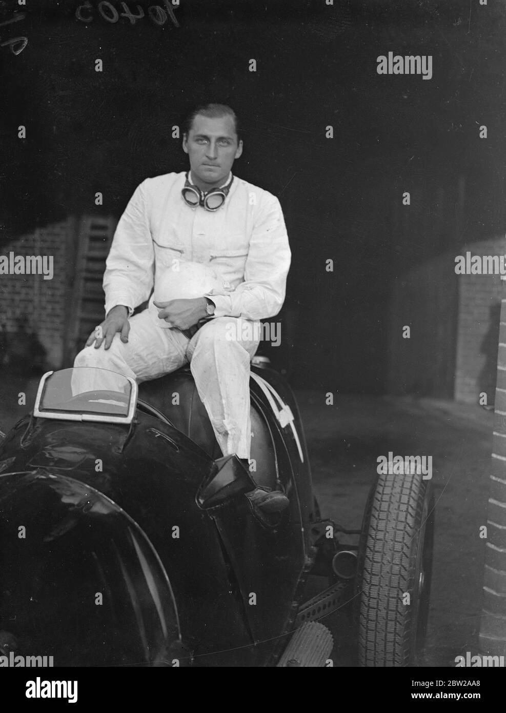 Hans Ruesch Schweizer Rennfahrer Sieger in seinem Auto. Stockfoto