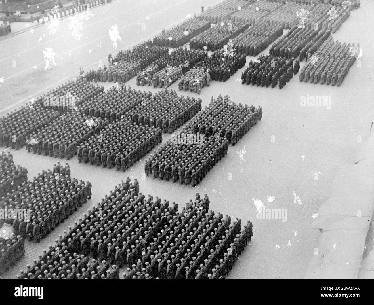 Parade der Roten Armee auf dem Roten Platz zum 20. Jahrestag der Russischen Revolution. Stockfoto