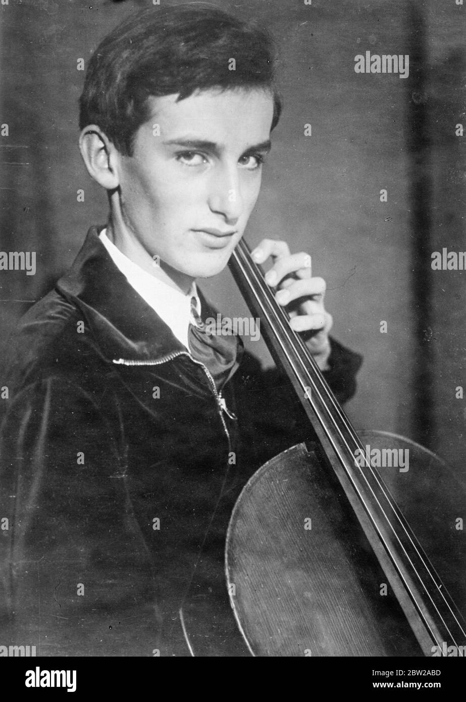 Boy von 14 gewinnt 10,000 Rubel für Cello spielen in großen sowjetischen Wettbewerb. Danye Schairanov, ein 14-jähriger Geiger, hat den ersten Preis von 10,000 Rubel im sowjetischen Gewerkschaftswettbewerb für den Geiger und "Callisten, die gerade in Moskau beendet hat gewonnen. Foto zeigt Danye Schairanov, 14 Jahre alt, mit seinem Cello. November 1937 Stockfoto