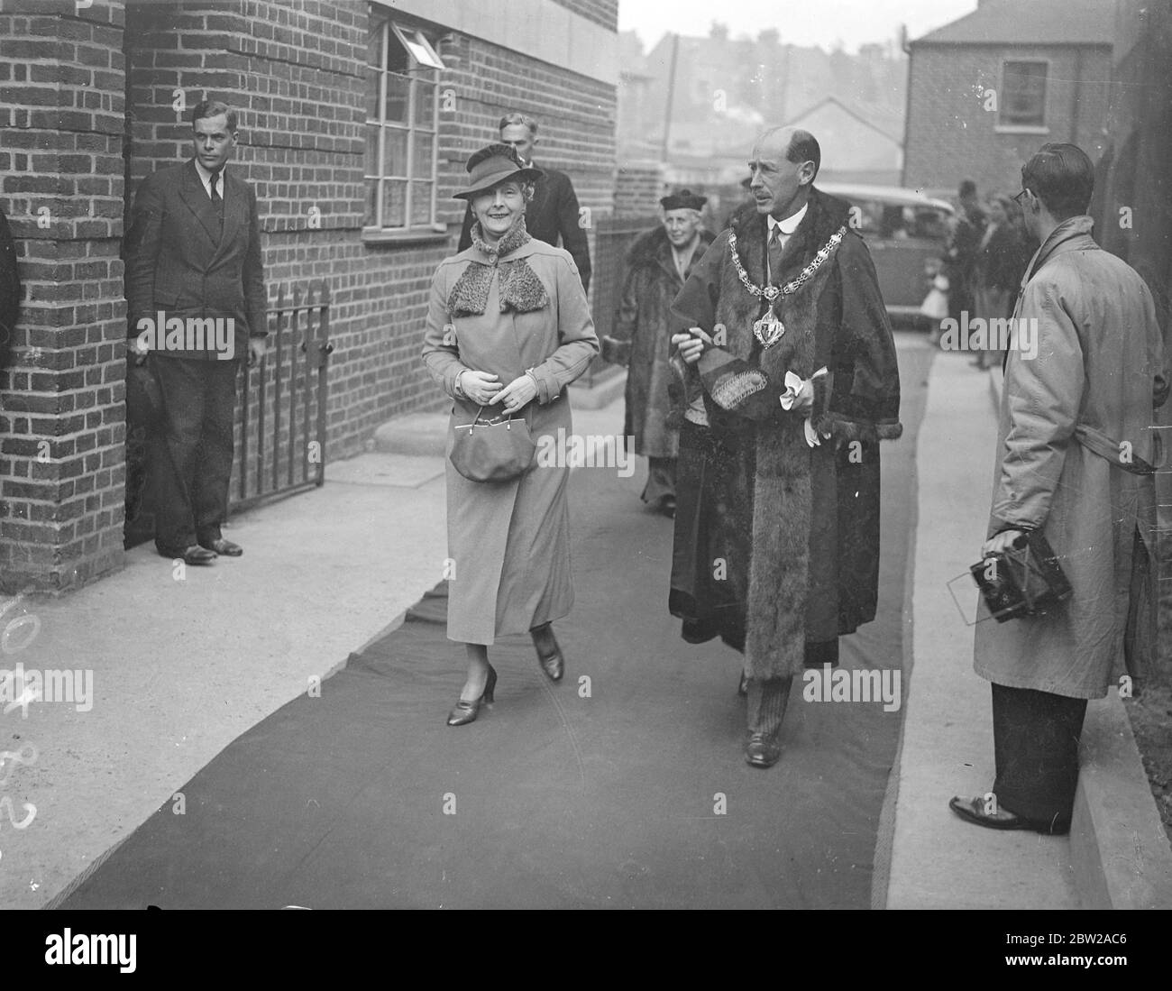 Prinzessin Alice eröffnet neue Wohnung in Kensington. King's Message. Prinzessin Alice, Countess of Athlone, offen für neue Blöcke von 40 Wohnungen in Bromley Road, North Kensington. Nach dem neuesten Schema der Kensington Housing Trust. Danach erhielt sie Geldbörsen zu den Kosten eines neuen Blocks. Eine Nachricht wurde vom König zum 10. Jahrestag des Vertrauens empfangen. Foto zeigt Prinzessin Alice, Gräfin von Athlone, während ihrer Tour durch die Wohnungen. 20. Oktober 1937 Stockfoto