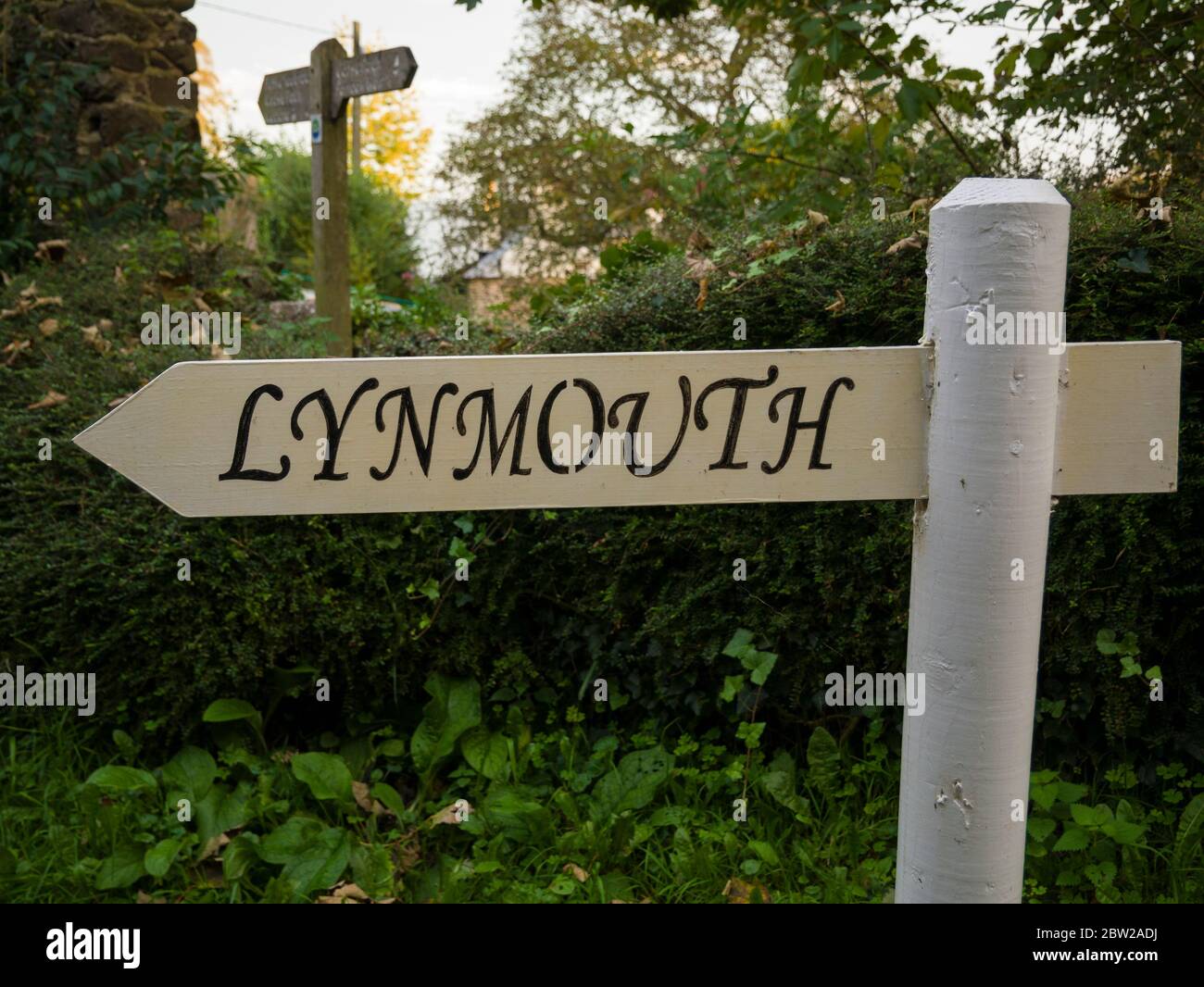 Ein Wegweiser nach Lynmouth auf der Worthy toll Road bei Porlock im Exmoor National Park, Somerset. Stockfoto