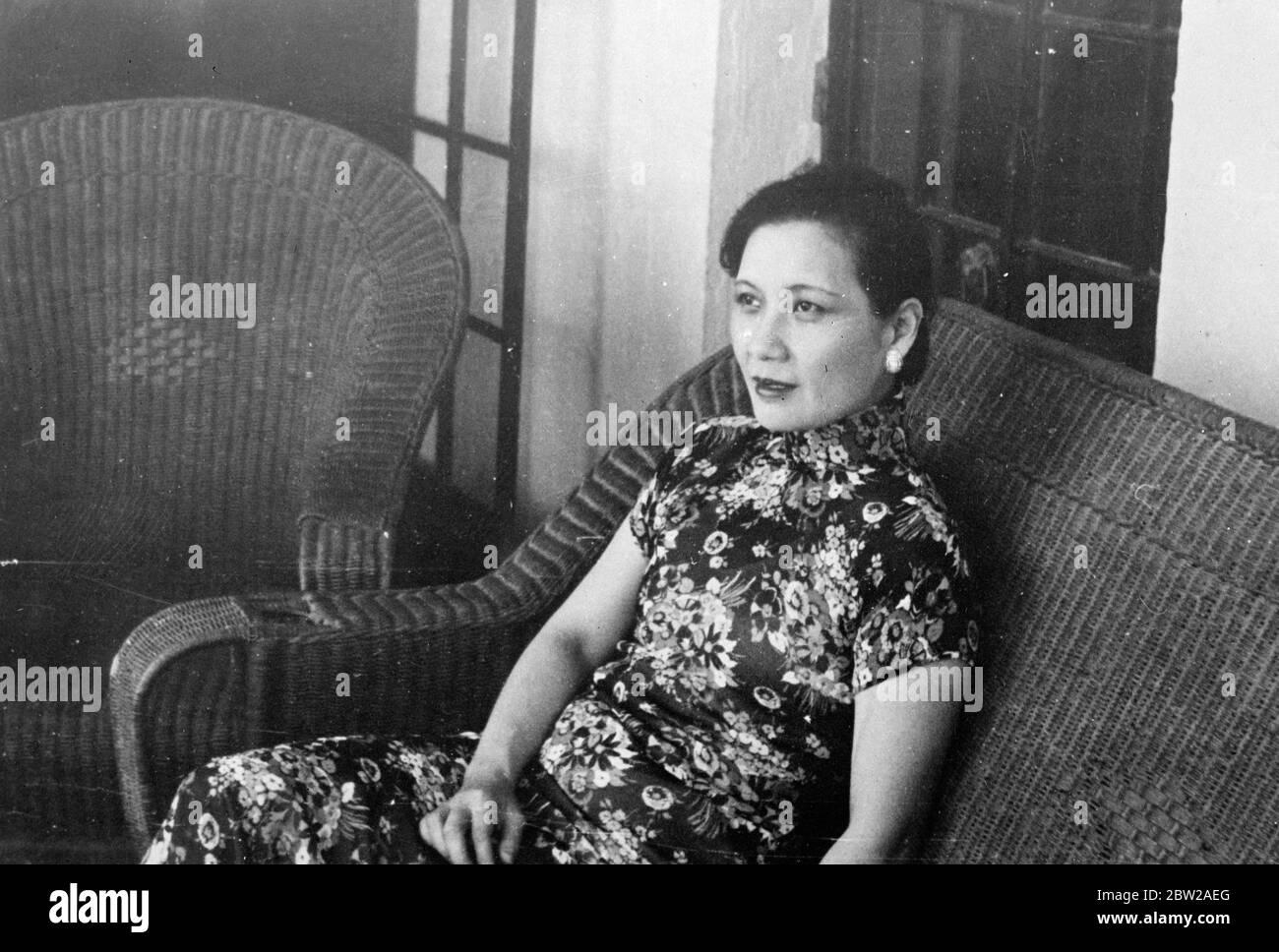 Frau Chiang Kai Shek bei Autounfall verletzt. Madame Chiang Kai Shek, Ehefrau und Oberstelfe des chinesischen Generalissimo, brach eine Rippe, als ihr Auto auf der Reise von Nanking nach Shanghai umkippte. 29. Oktober 1937 Stockfoto
