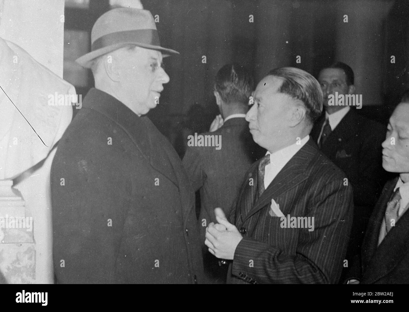 Chinesische Vertreter sprechen mit dem neuen russischen Delegierten auf der Brüsseler Konferenz. Nach der Blockade, die durch die japanische Weigerung, an den Beratungen teilzunehmen, verursacht wurde, finden private Gespräche zwischen Delegierten der Nine Power Conference über den chinesisch-japanischen Krieg in Brüssel statt. Foto zeigt, Herr Wellington Koo, der chinesische Vertreter (rechts) im Gespräch mit M Potemkin, der Russland nach dem plötzlichen Abgang von der Konferenz vertritt. 15. November 1937 Stockfoto