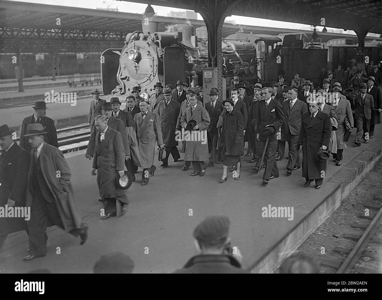 Herzog und Herzogin von Windsor kehrten von einer deutschen Tournee nach Paris zurück. Von einer großen Menge begrüßt, kehrte der Herzog und die Herzogin von Windsor nach Paris nach ihrer deutschen Tour, während der sie eine Wohnsiedlung besucht und Fabriken sind Bundeskanzler Hitler getroffen. Sie werden sich nun auf ihren Besuch in den Vereinigten Staaten vorbereiten. Foto zeigt, der Herzog und die Herzogin von Windsor, gefolgt von einer Menge, verlassen den Gare de l'Est nach ihrer Ankunft in Paris. 24. Oktober 1937 Stockfoto