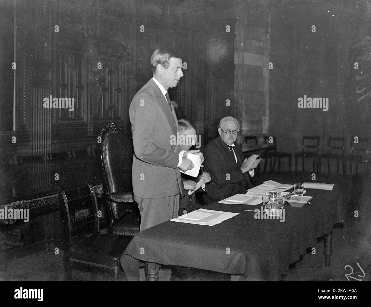 Herzog von Kent bei der Sitzung der Seeleute Education Service. Der Herzog von Kent, Rede auf dem Treffen der Seafarers Education Service in der Merchant Taylors Hall, Threaneedle Street. Der Service bietet Bücher für Seamen und berät diejenigen, die lernen möchten. Foto zeigt, der Herzog von Kent, spricht bei der Sitzung. 28. Oktober 1937 Stockfoto