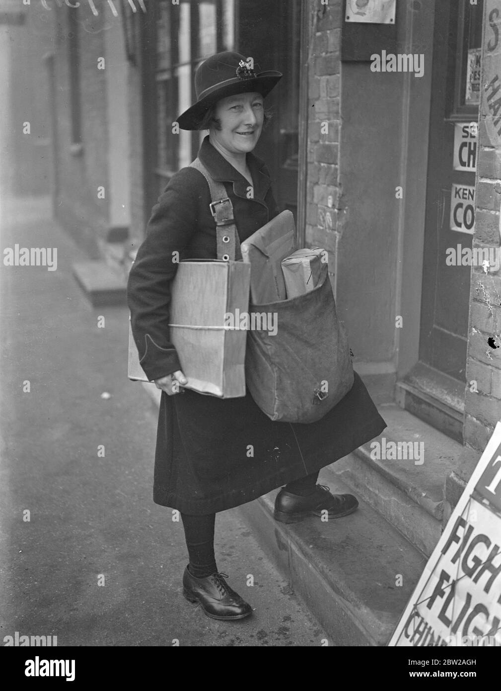 Eine Frau, die in Kent als Postamt unterwegs ist. Miss Grace Coles aus Wrotham, Kent, ist eine Hilfspost und eine Wanderpost. Sie lief jeden Tag Meilen und lieferte Briefe an Menschen, die in abgelegenen Teilen von North Kent Downs leben, und verkauft auch Briefmarken und Postaufträge auf ihr herum und klickt Briefe und Pakete von Häusern. Ihre Runde beginnt auf dem Pilgerweg und endet am Labour in Vain Hill. Sie läuft mehr als 2500 Meilen pro Jahr. Foto zeigt, Miss Grace Coles auf ihrer Runde. Dezember 1937 Stockfoto