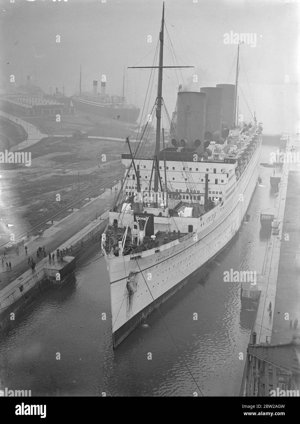 Erstes Linienschiff zur Überholung in Southampton. Die 'Empress of Britain' ist die erste Linie der Saison, die in Southampton zur Überholung an einem Trockendock angedockt wird. Sie besetzt nun das Trockendock von König George V. Foto zeigt, die 'Empress of Britain' in King George V Dock in Southampton, als das Wasser abgepumpt wurde. 17. November 1937 Stockfoto